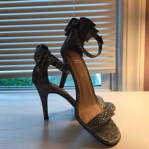 Beautiful pair of silver pumps with bow!!